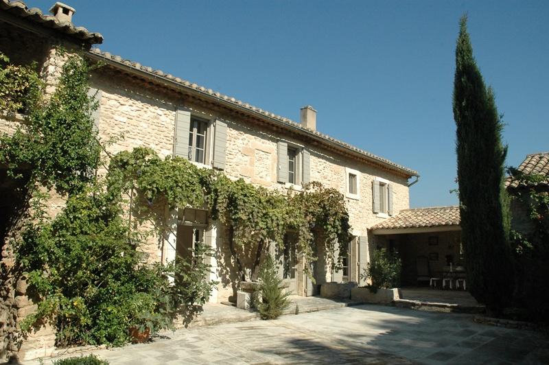 Mas XVIIIème en Luberon avec cour fermée proche Gordes en Provence